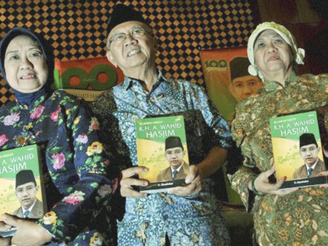 KENANGAN: Ny Hj AIsyah Hamid Baidlowi (kiri) bersama Gus Solah dan Lily Wahid. (foto:dok ngopibareng.id)