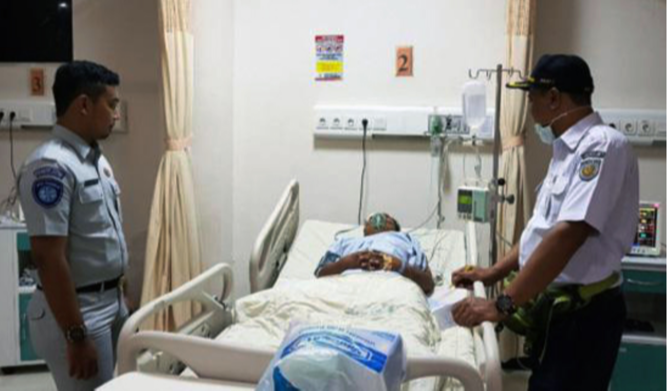 Petugas PT Jasa Raharja (Persero) dan PT KAI (Persero) menjeguk korban luka kecelakaan KA Sancaka yang dirawat di RS Attin Husada Kabupaten Ngawi. (Foto: Antara)