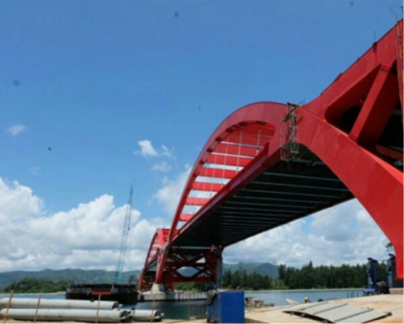 Jembatan Holtekam, jembatan sepanjang 732 meter yang berada diatas Teluk Youtefa ini menghubungkan Kota Jayapura dengan Distrik Muara Tami di Provinsi Papua ini akan ditinjau Presiden Joko Widodo, Rabu 11 April 2018. (Foto: Antara)