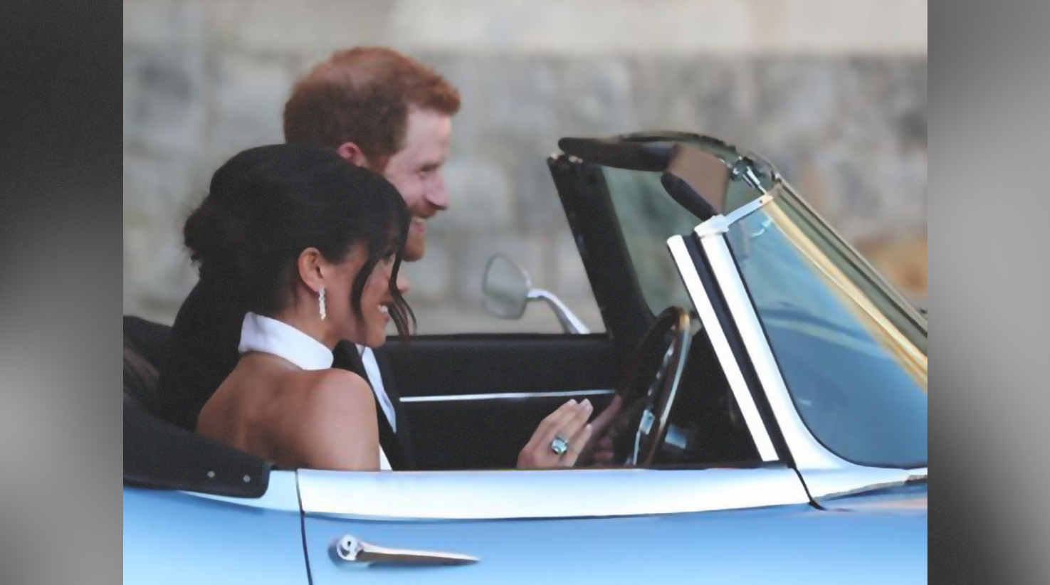 Pangeran Harry dan Meghan Markle mengendarai mobil Jaguar E-Type Concept Zero berwarna biru perak.