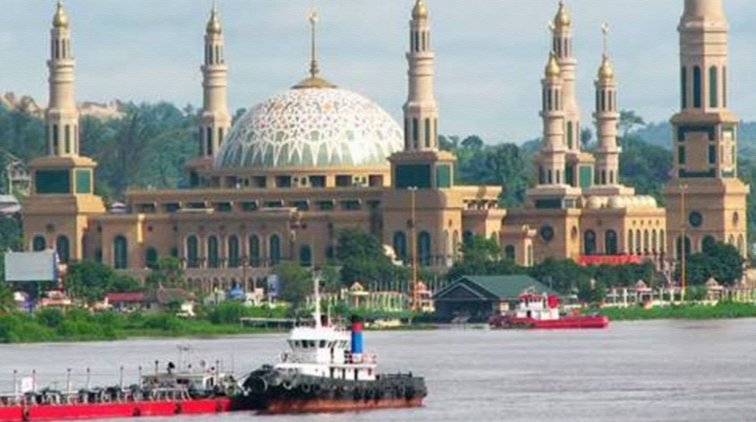 Ikonik Samarinda, Masjid megah sejajar dengan Sungai Mahakam. Huiiih indahnya Pesona Ramadan. foto:humasdispar Kaltim