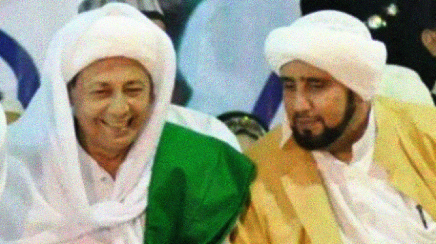 SAHABAT: Habib Luthfi bin Yahya bersama Habib Syech bin Abdul Qodir Assegaf dari Solo. (foto: dok ngopibareng.id)