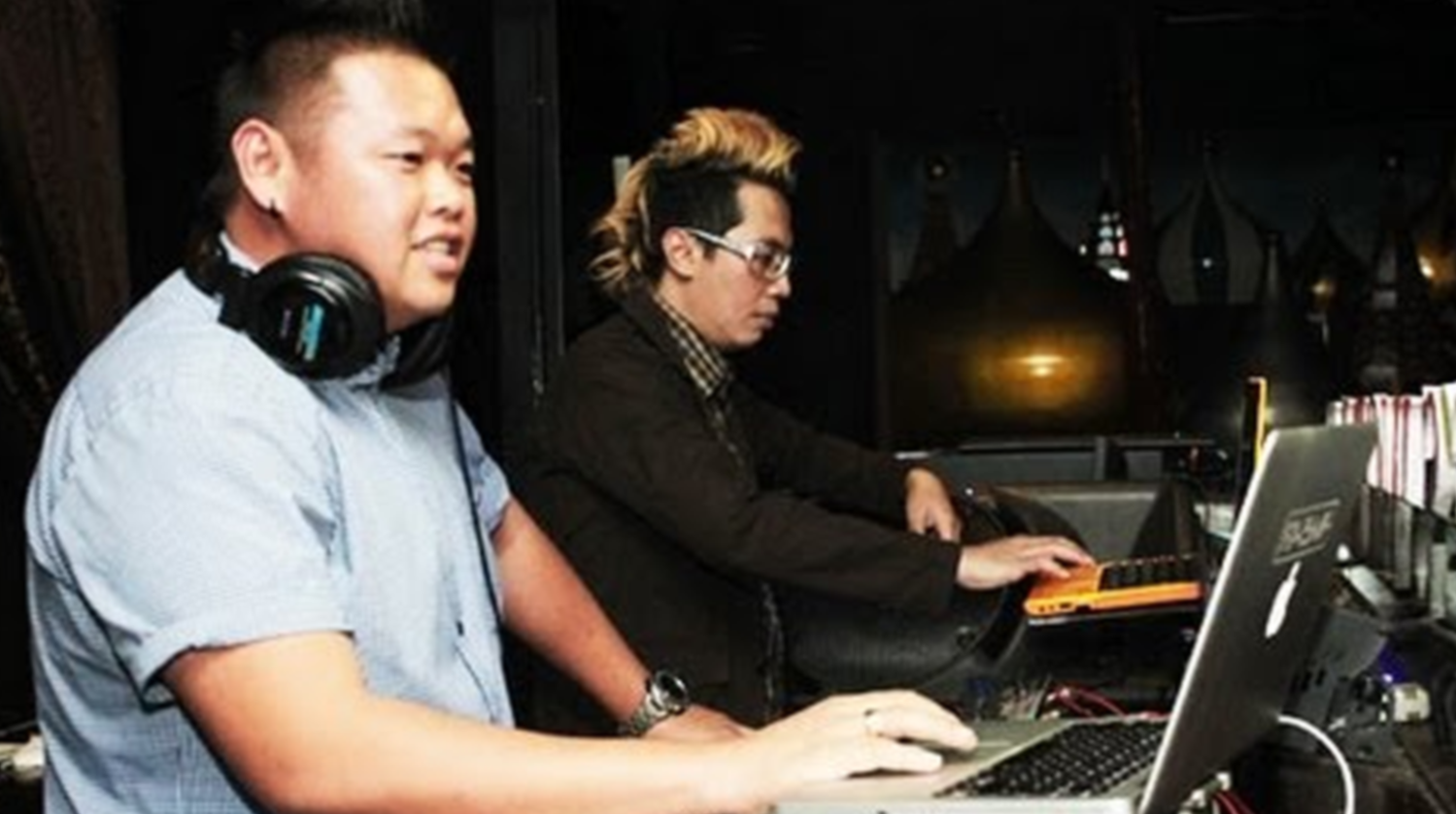 Reza Bukan berprofesi sebagai Disc Jockey (DJ).