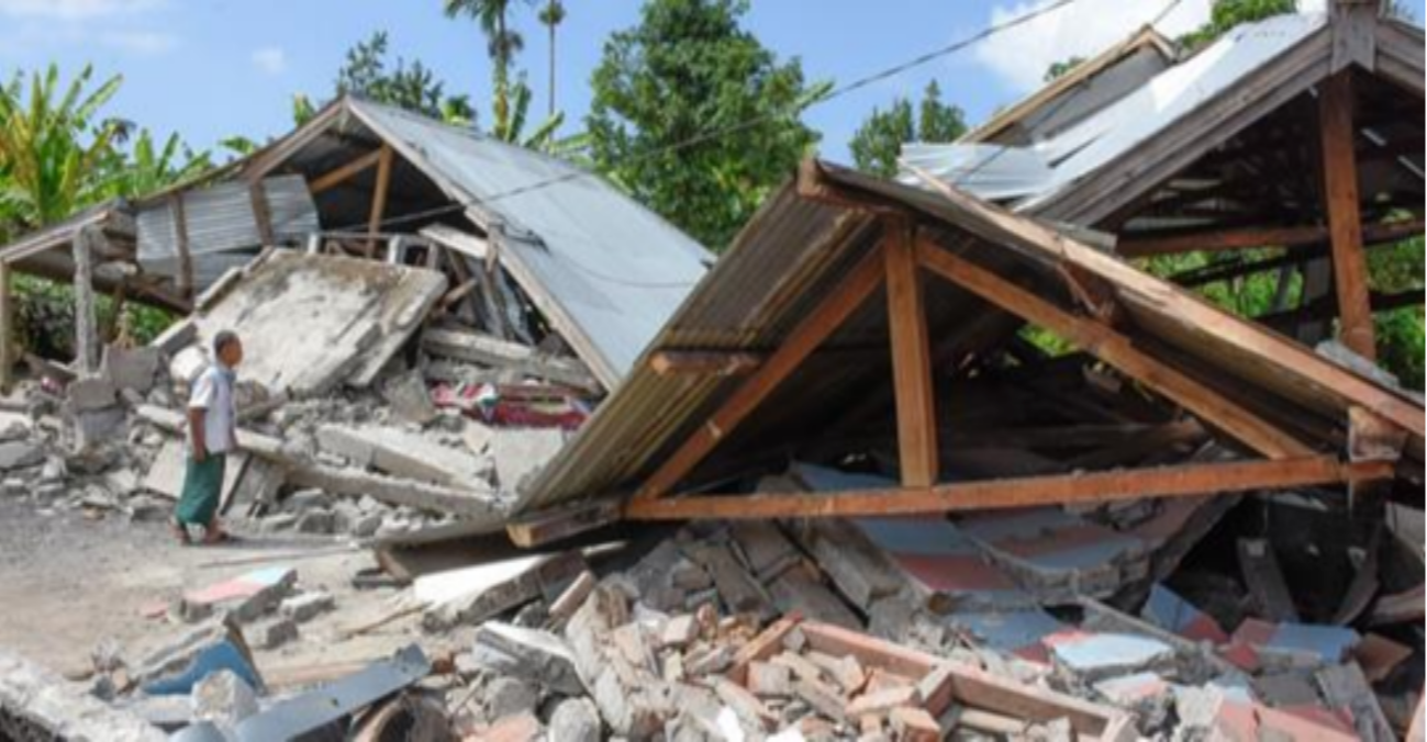 Beberapa rumah penduduk roboh diguncang gempa 7 SR di Lombok Utara, Minggu, 5 Agustus 2018. (Foto: Antara)