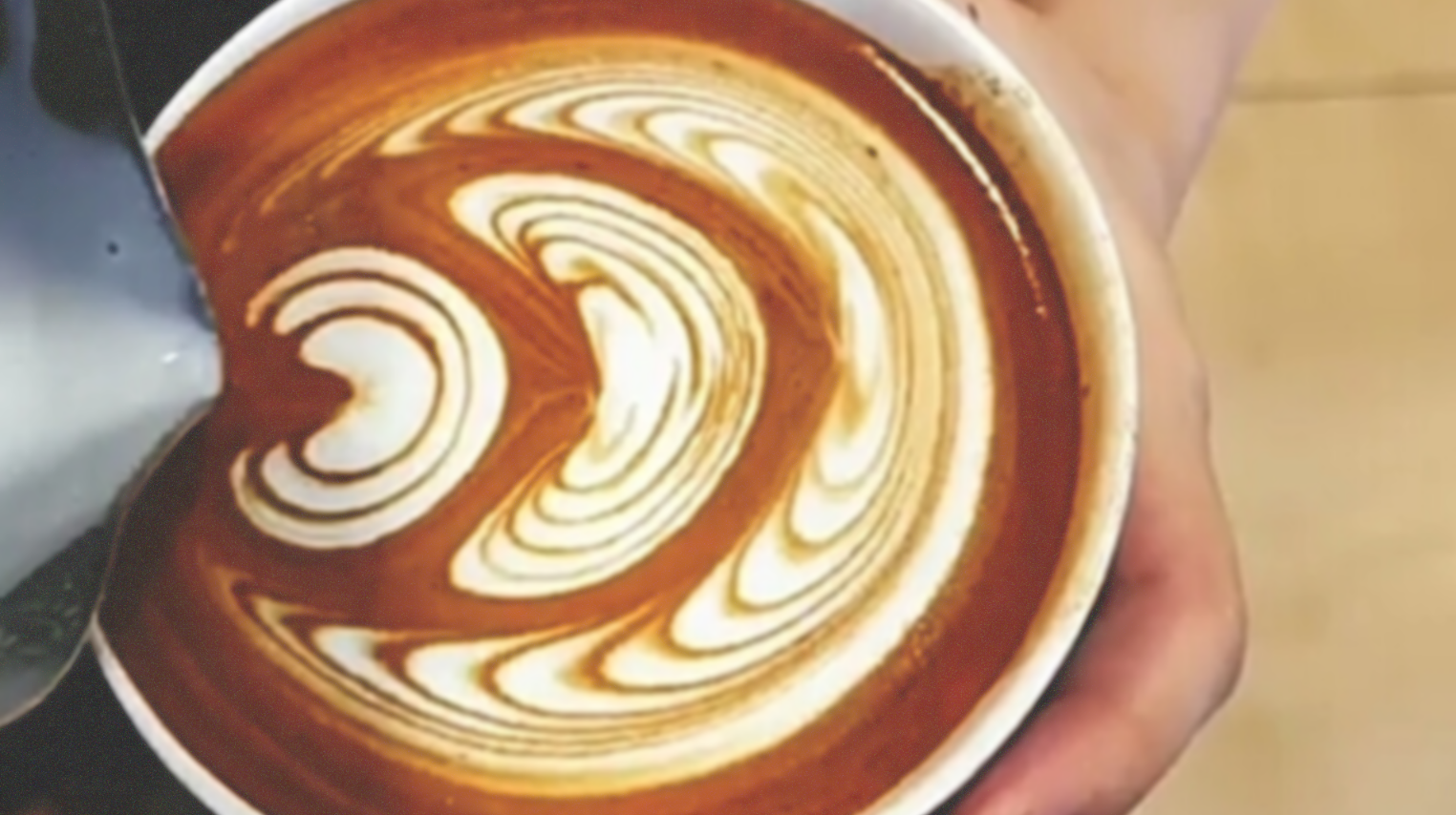 Kopi dengan tiga hiasan, ah ini mah latte art bukan poros ketiga. foto:idi/ngopibareng.id