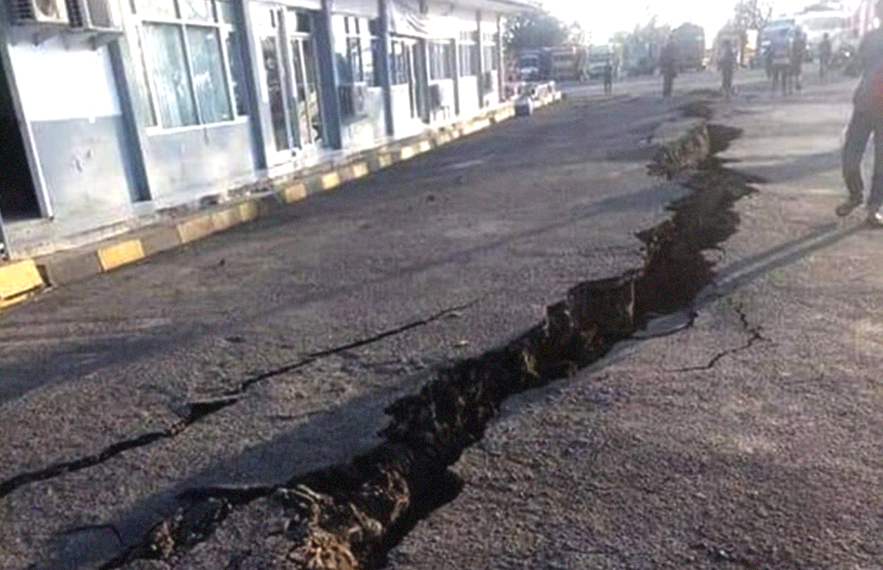 Sebuah jalan terbelah akibat gempa Lombok 6,9 SR. Foto : BNPB