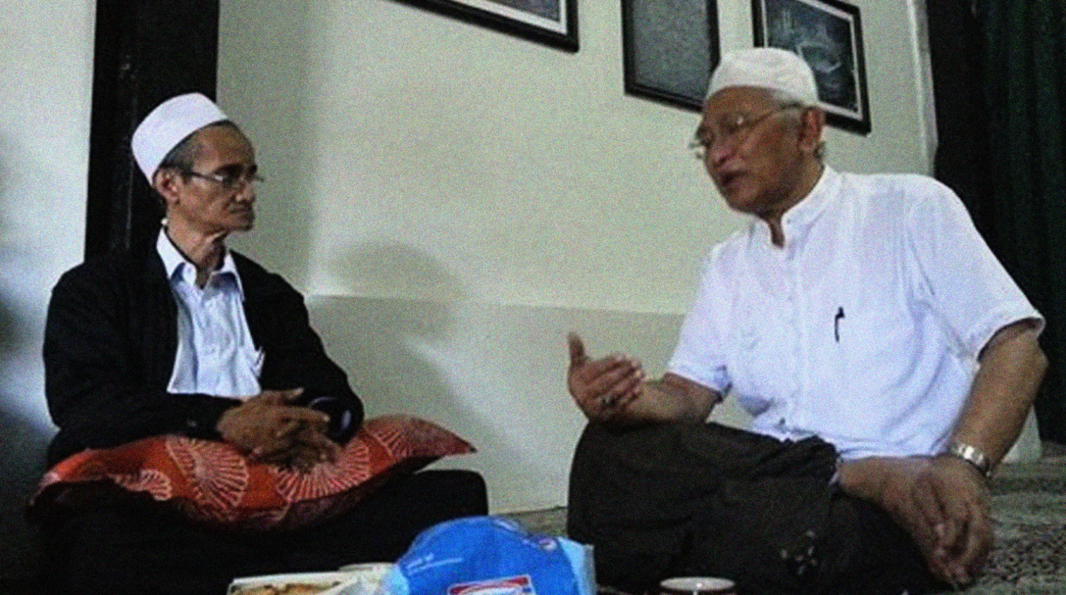 DAWUH: KH Husein Muhammad ketika bersama Gus Mus. (Foto: ngopibareng.id)
