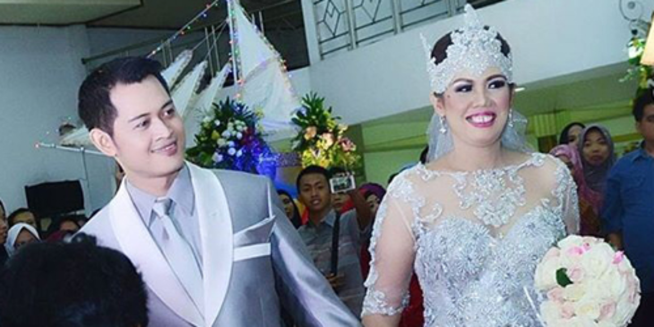Kenangan pernikahan Elly Sugigi dengan mantan suami, Ferry Anggara, yang berjalan dua tahun.