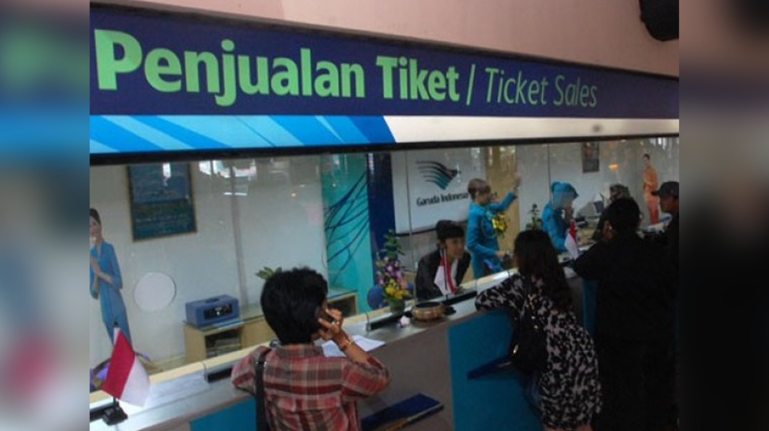 Illustrasi: Sejumlah calon penumpang maskapai penerbangan antre untuk registrasi di loket penjualan di Terminal 2F, Bandara Soekarno Hatta, Tangerang, Banten (Foto: Antara/Lucky.R)