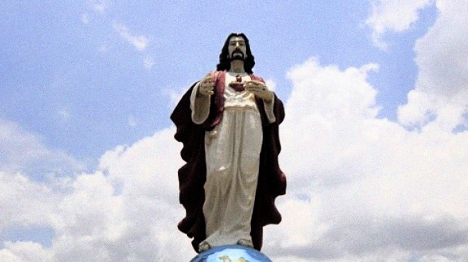Patung Hati Kudus Yesus di kompleks Bandar Udara Mopah Merauke, Papua. Patung itu mempunyai tinggi sekitar 17 meter. (Foto: antara)