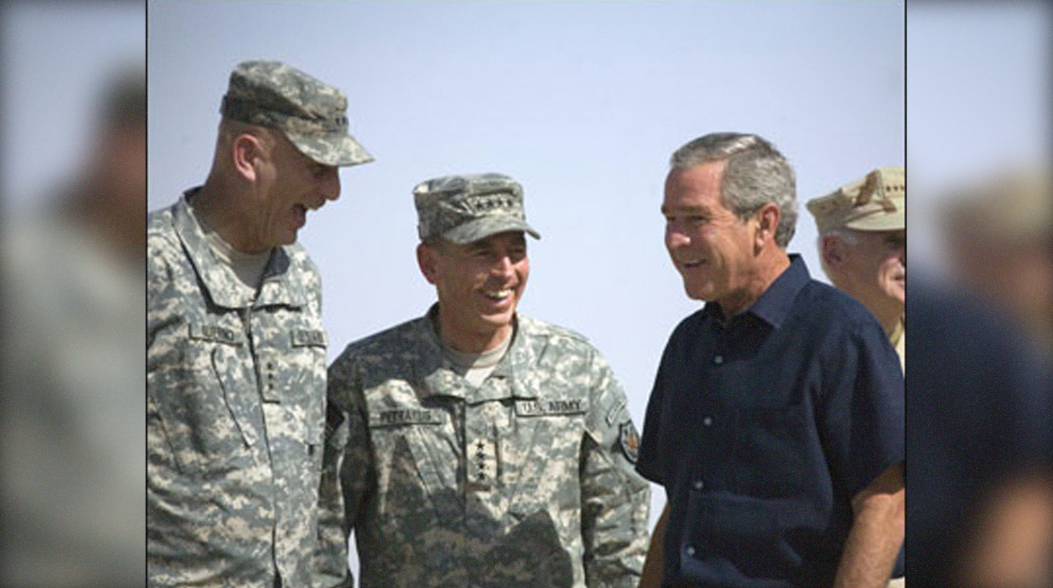 ILUSTRASI: Presiden Bush dan pasukannya di Iraq. (foto: dok ngopibareng.i)