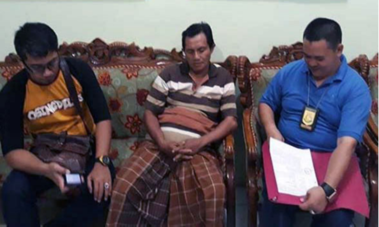 Ahmad Marzuki (tengah), terpidana kasus korupsi yang juga mantan Direktur PPI Cabang Bandar Lampung, ditangkap tim jaksa gabungan di Tuban, Rabu 20 Februari 2019. (Foto: Istimewa)