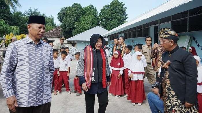 Risma saat berkunjung ke SD Obel-Obel 1, Lombok, NTB. (Foto: Istimewa)