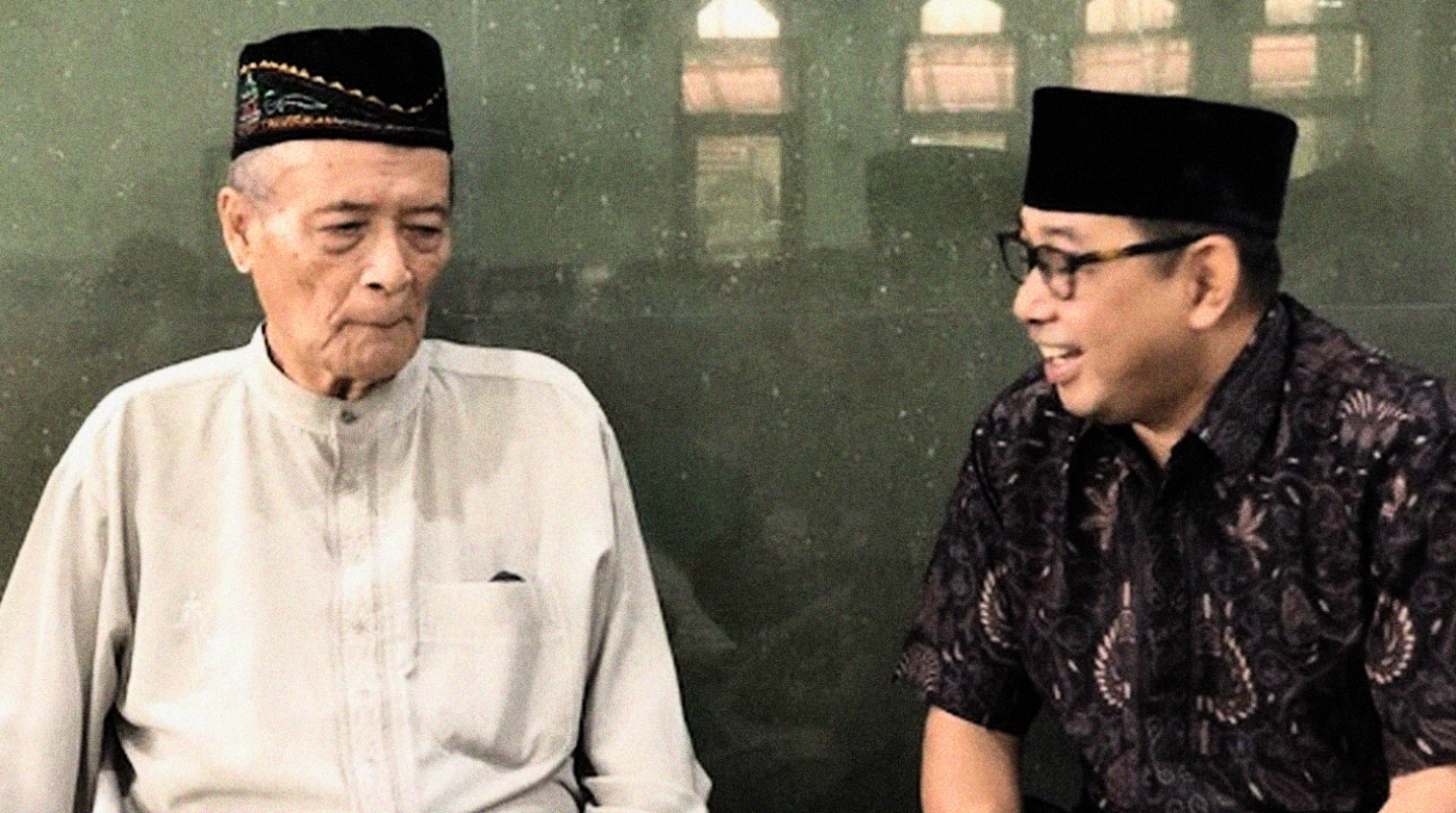 Buya Ahmad Safi'i Ma'arif bersama ngopibareng.id di Masjid Nogotirto Jogjakarta. (Foto Nabielkhan/ngopibareng.id)