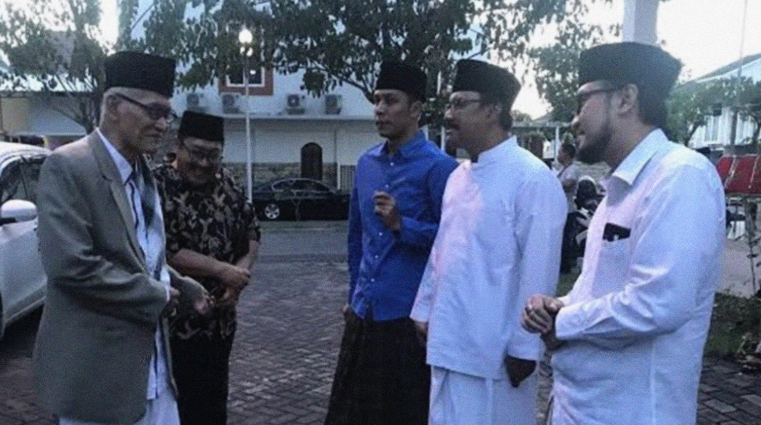 Ketua Forum Gawagis Nusantara Gus Masum Faqih (kanan) bersama sejumlah gus dan Rois Aam PBNU KH Miftachul Ahyar (kanan). (Foto: Istimewa)