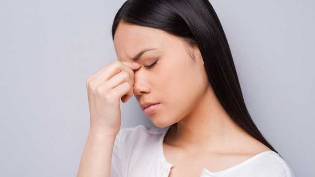 Ilustrasi sakit kepala disebabkan karena mata minus. (Foto: Google)