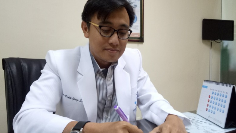 Dokter Dedik Ipung Setiyawan, Sp.M Dokter mata RSMU Surabaya saat melakukan pemeriksaan gratis bagi lansia di peringatan Hari Lansia Nasional (Foto: Pita/ngopibareng.id)