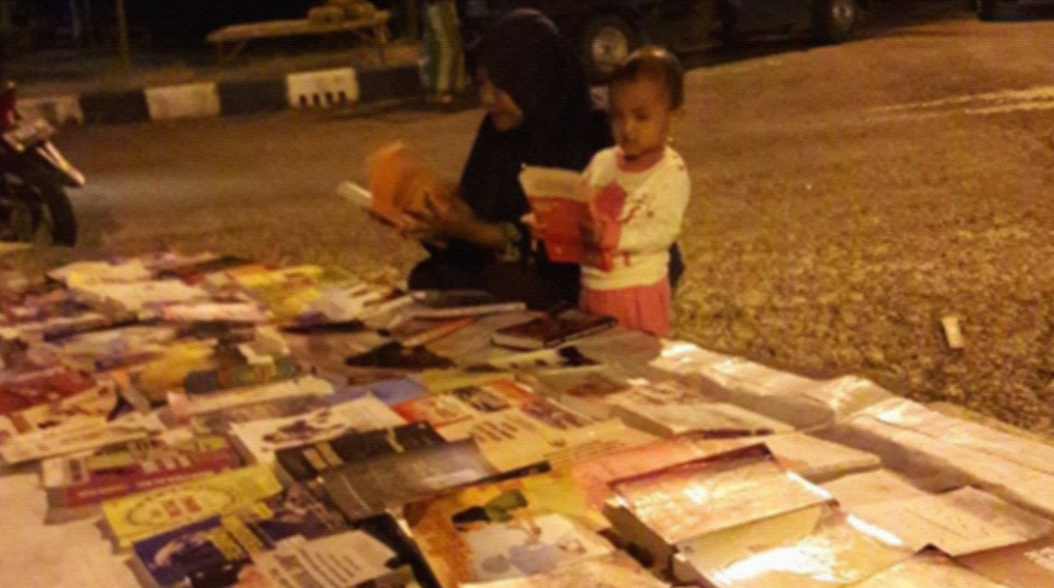 Para pengunjung membaca buku di Perpus Jalanan Nomaden. (Foto:Nasih/ngopibareng.id)