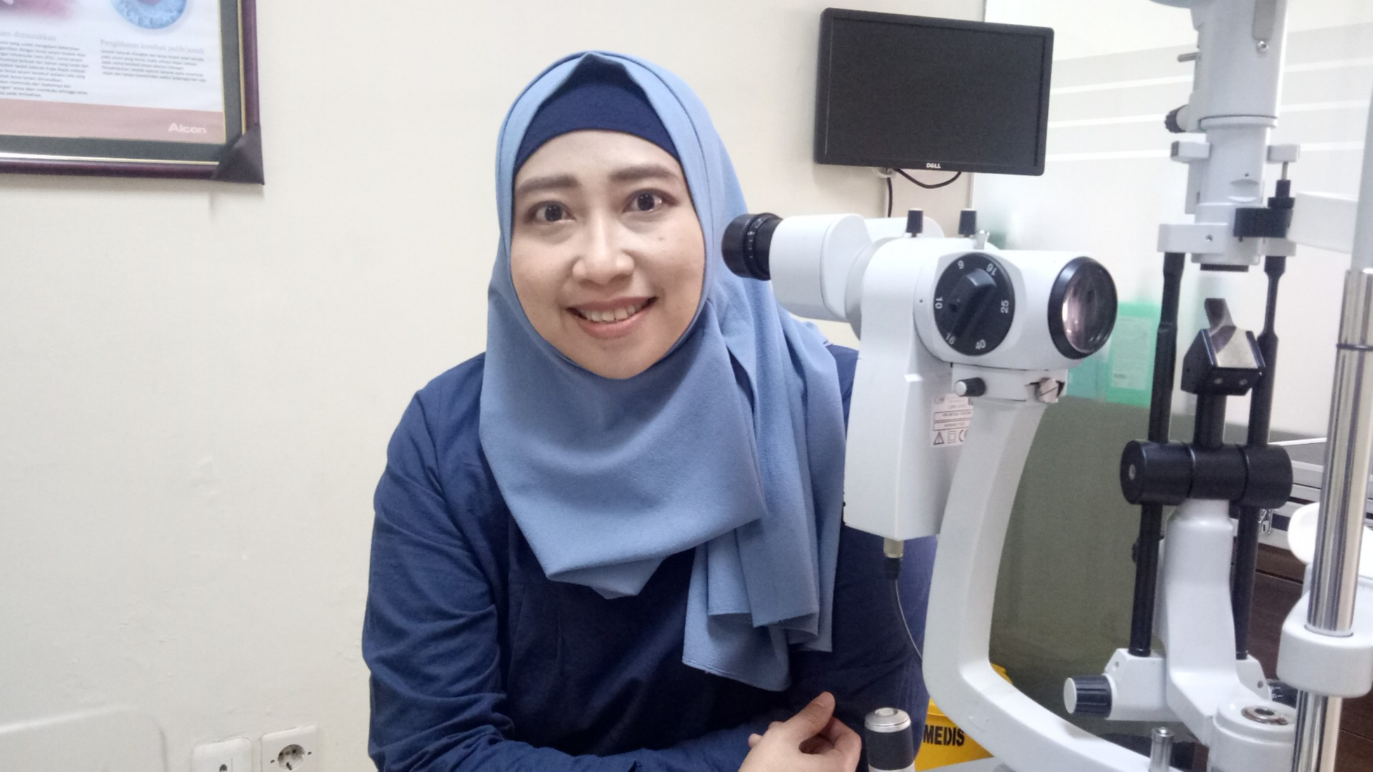 Dokter Yana Rosita,  SpM saat ditemui di ruang kerjanya di RSMU Surabaya ( Foto: Pita Sari/Ngopibareng.id)