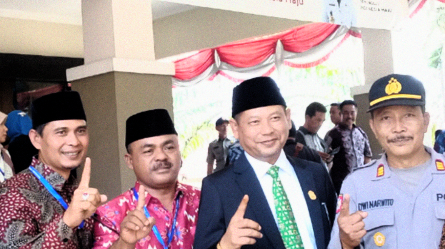 Ketua DPRD Lamongan (pakai jas hitam), H. Abdul Ghofur. (Foto: Nasih/ngopibareng.id)