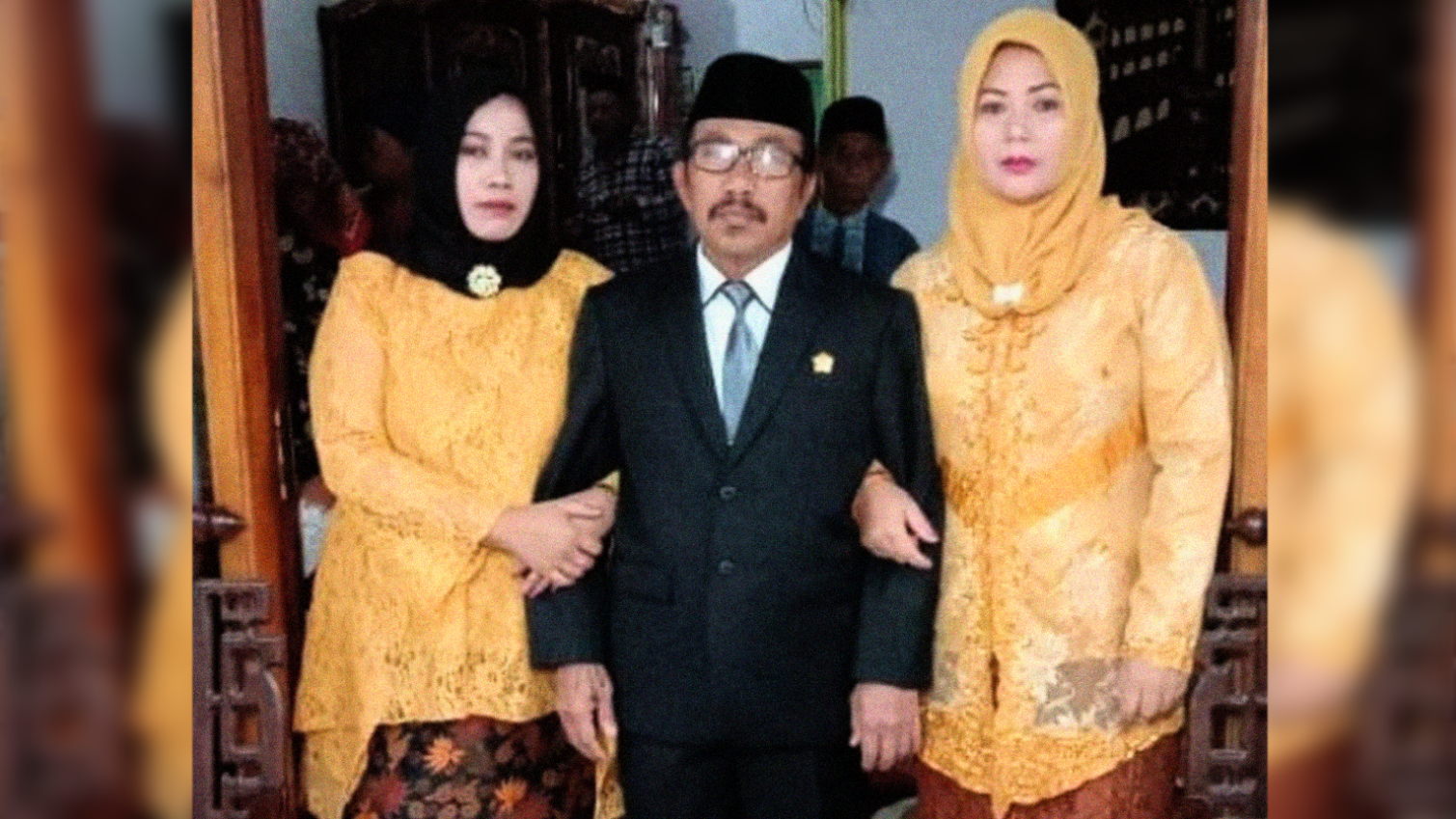 SUWONO, anggota DPRD Kabupaten Probolinggo 2019-2024 diapit kedua istrinya. (Foto: Istimewa/ngopibareng.id)