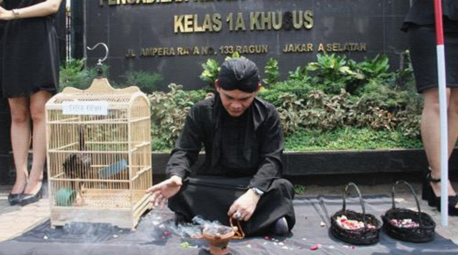 Akrab dengan hal klenik dan mistis, paranormal Mbah Mijan menilai tak seharusnya pasal santet dan klenik masuk dalam undang-undang formil Indonesia.