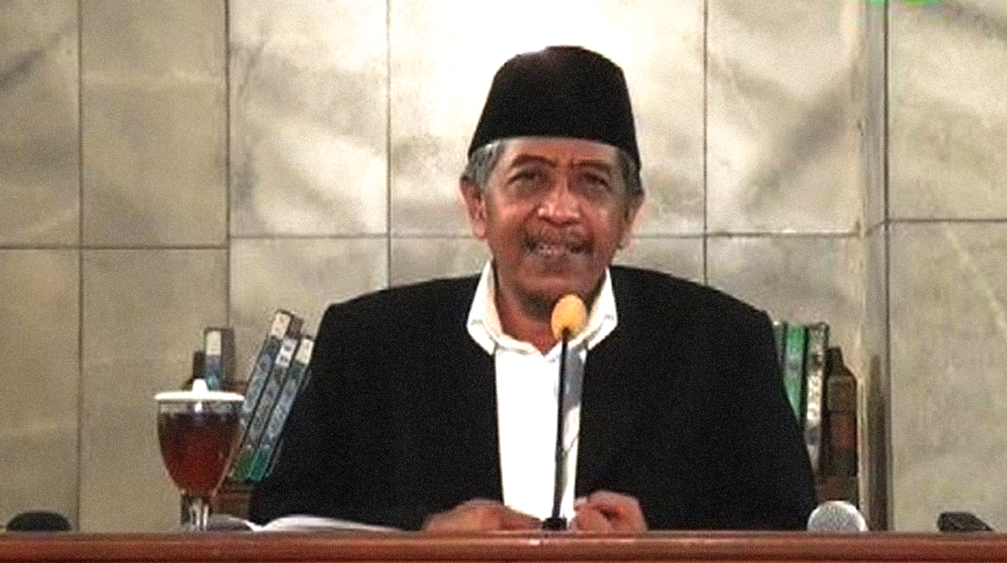 KH Luqman Hakiem, Pengasuh Pondok Pesantren Raudhatul Muhibbin Caringin, Bogor, Jawa Barat. (Foto: dok/ngopibareng.id)