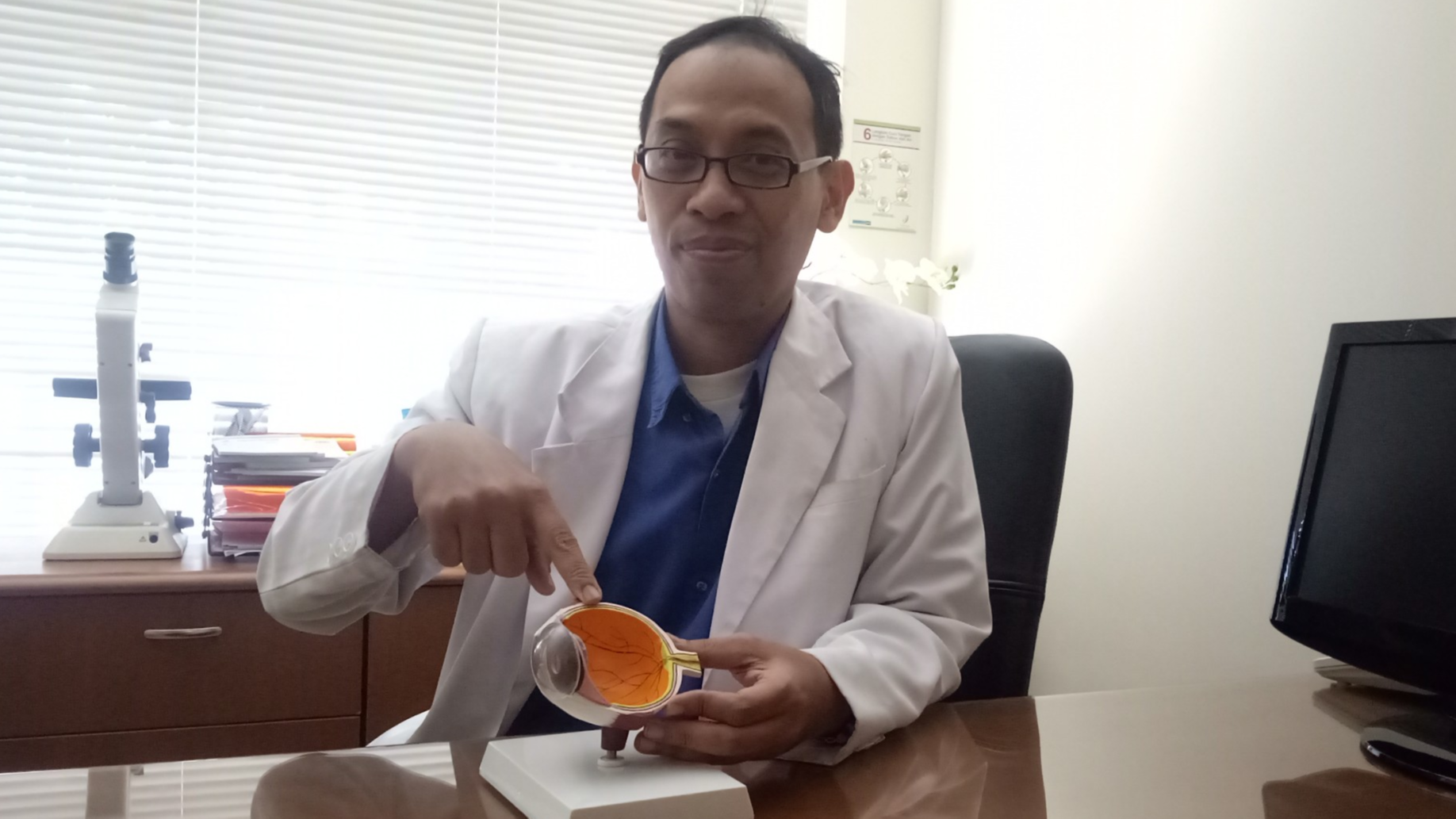 Dokter Donny Wishnu Chandra, SpM ditemui di ruangannya di Rumah Sakit Mata Undaan (Foto: Pita Sari/Ngopibareng.id)