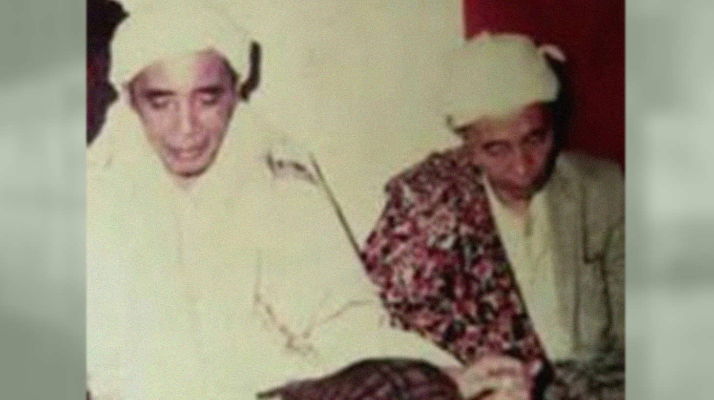 KH Abdul Hamid bin Umar, Pasuruan bersama KH Utsman al-Ishaqi (almaghfurlahum). (Foto: Istimewa).