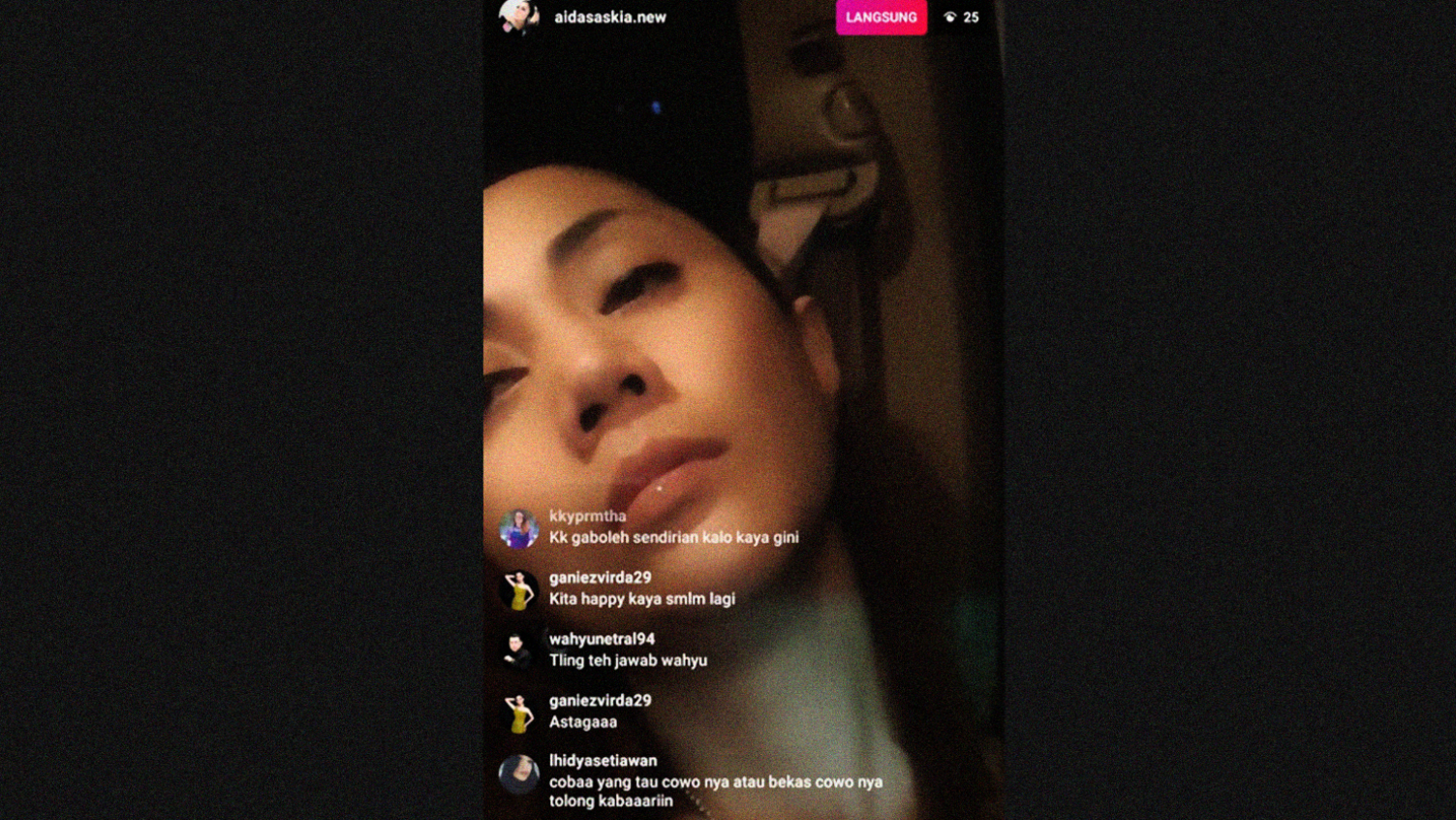 Aida Saskia live di Instagram sambil minum cairan pembersih di mobil, Senin 9 Desember 2019 malam. (Foto: Instagram)