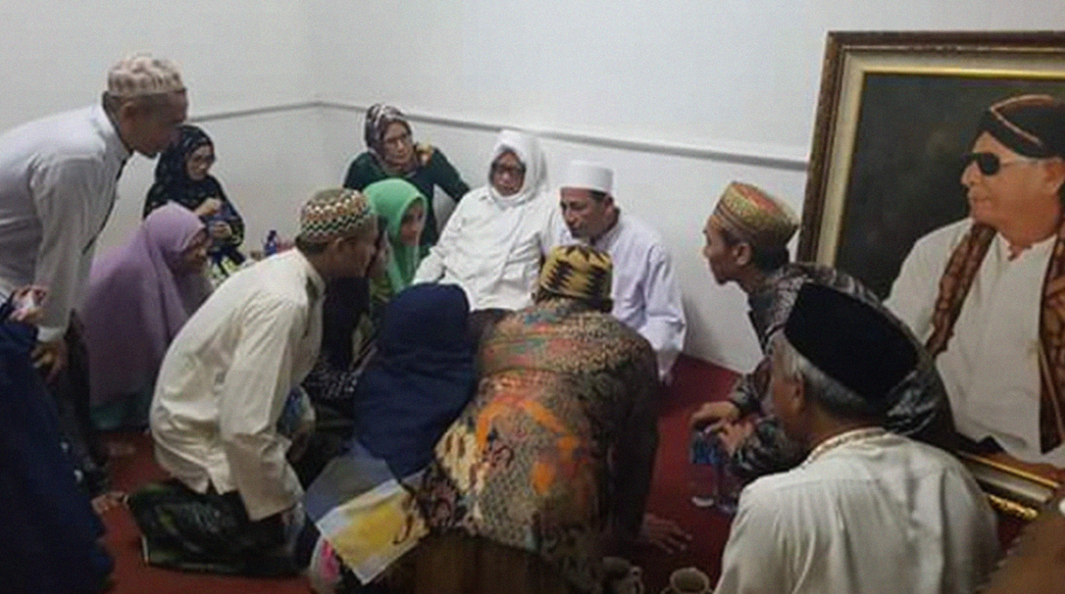 Habib Luthfi bin Yahya saat menerima kunjungan silaturahmi KH Anwar Manshur, Pengasuh Pesantren Lirboyo di kediamannya, di Pekalongan. (Foto: Istimewa)