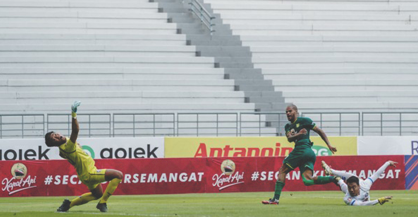 David da Silva saat mencetak gol kedua ke gawang Arema FC. (Foto: persebaya.id)