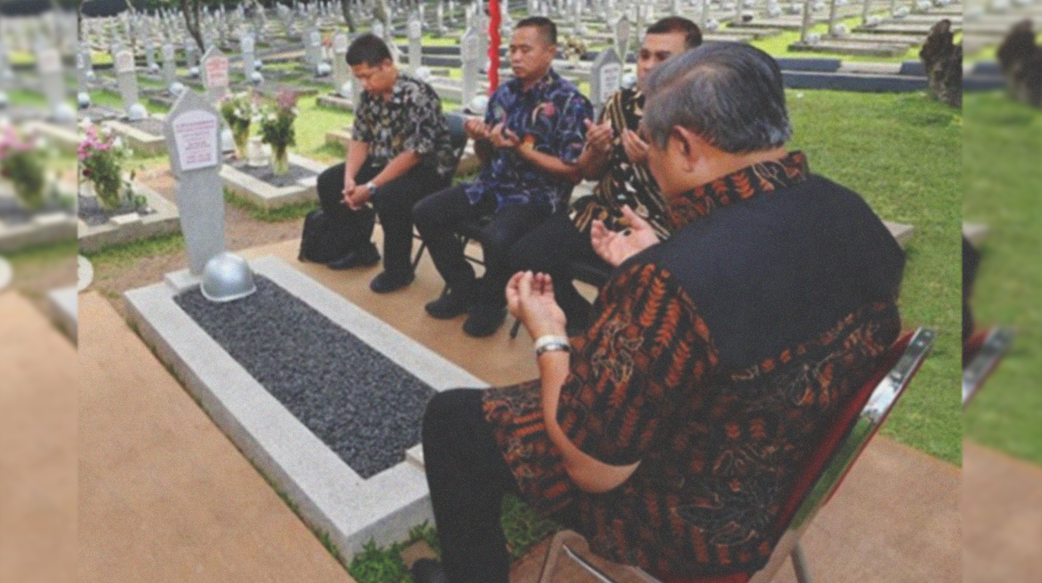 Presiden RI ke-6 Susilo Bambang Yudhoyono memanjatkan doa di pusara istrinya. (Foto: Instagram @aniyudhoyono)