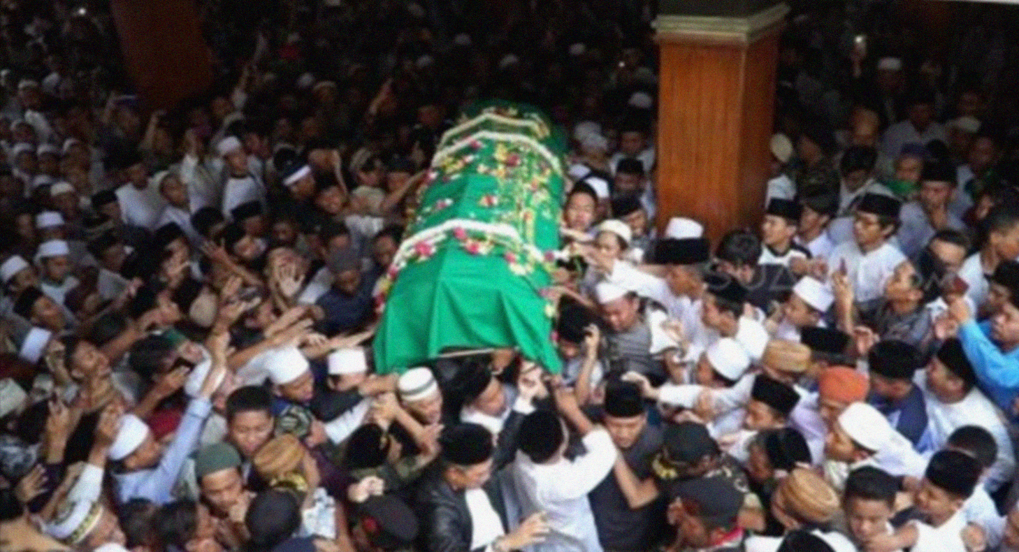 Jenazah Gus Sholah sebelum dimakamkan di Pesantren Tebuireng Jombang. (foto: Istimewa)