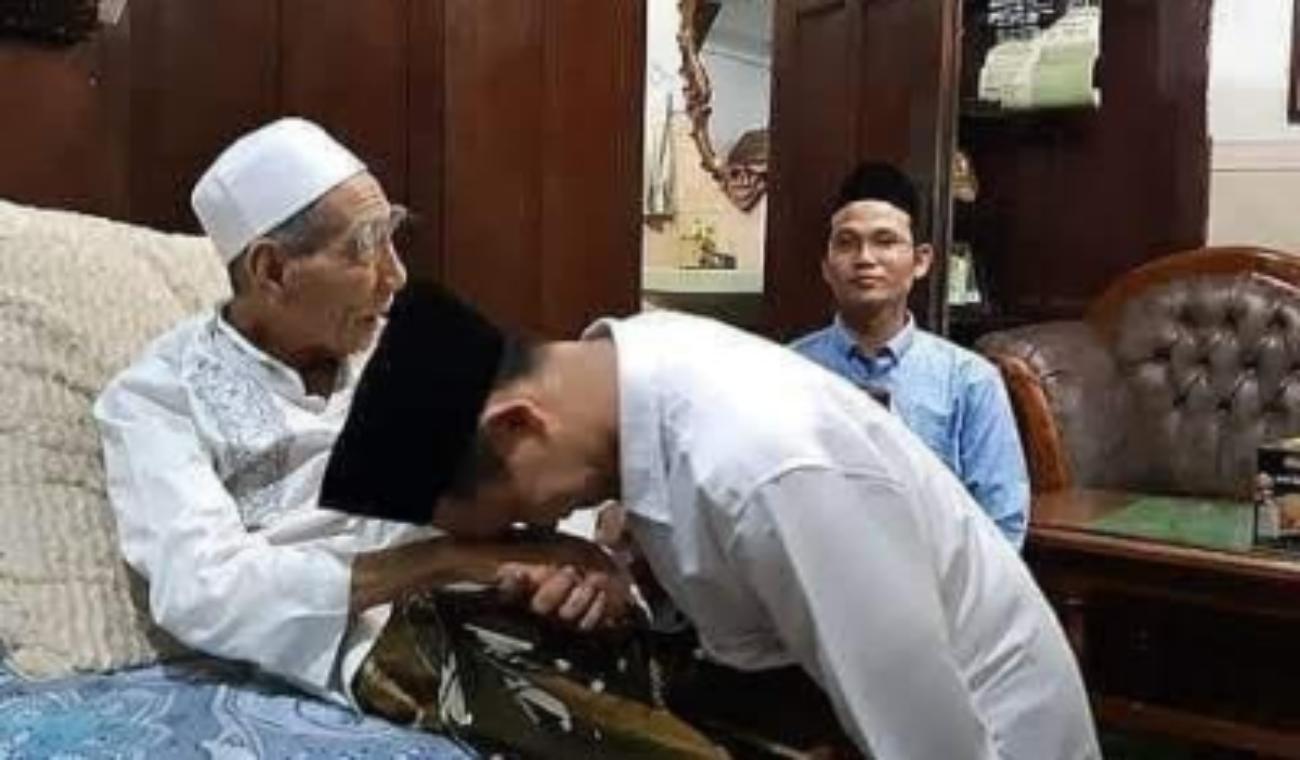 KH Bahauddin Nursalim ketika mencium tangan KH Maimoen Zubair (almaghfurlah). (Foto: Dok/Ngopibareng.id)