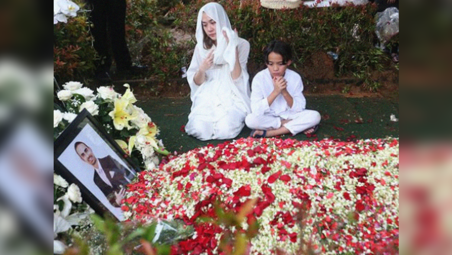 Bunga Citra Lestari dan putranya, Noah Sinclair, berdoa di makam Ashraf Sinclair. (Foto: Istimewa)