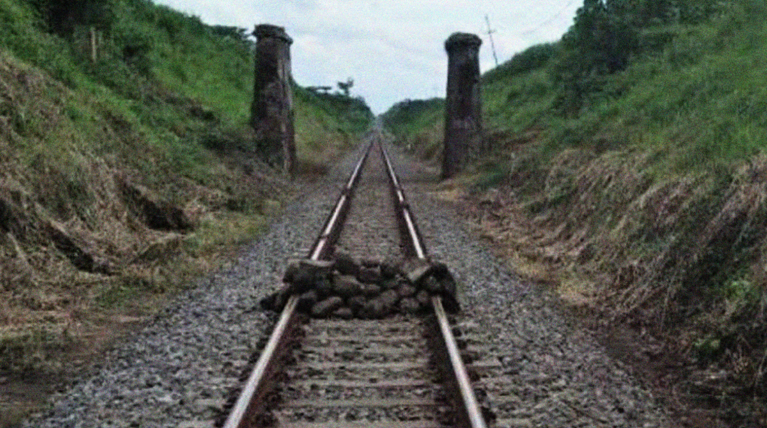 Tumpukan batu di perlintasan kereta api di Dusun Karetan, Desa Kalidilem, Kecamatan Randuagung, Lumajang. (Foto: Istimewa)