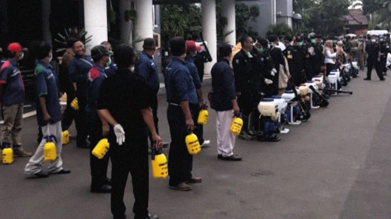 Para petugas saat melakukan apel sebelum berangkat melaksanakan penyemprotan disinfektan di Balai Kota Surabaya, Selasa 17 Maret 2020. (Foto: Istimewa)