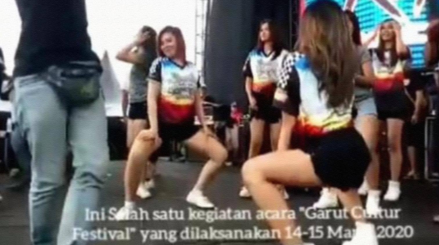Goyangan erotis di panggung Garut Culture Festival. (Foto: WhatsApp)