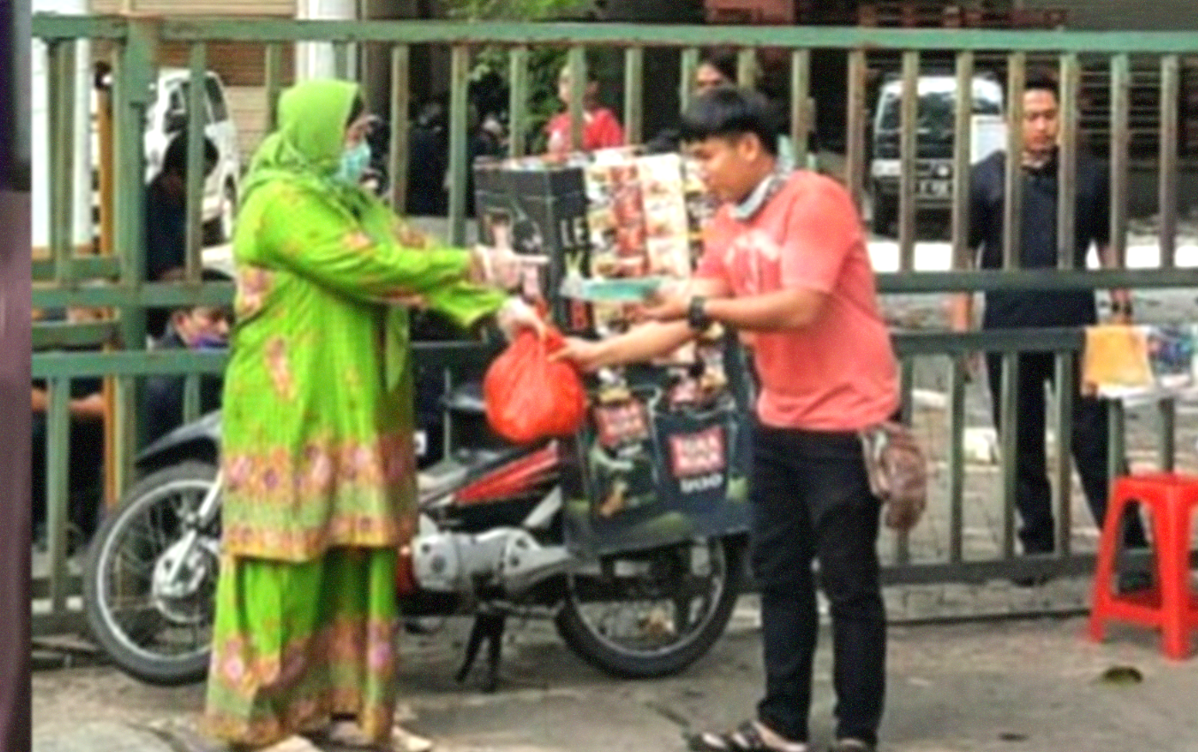 PP Muslimat gelar aksi sosial di jalan, membagi sembako dan masker gratis di Jakarta. (Foto: Asmanu/Ngopibareng.id)