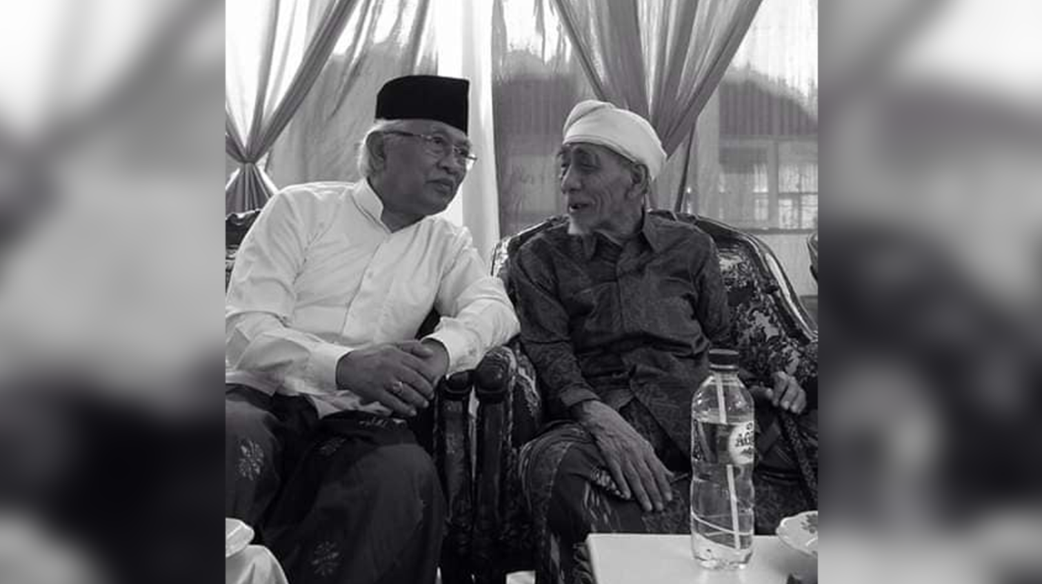 KH Ahmad Mustofa Bisri saat bersama KH Maimoen Zubair, almaghfurlah. (Foto: Dok/Ngopibareng.id)
