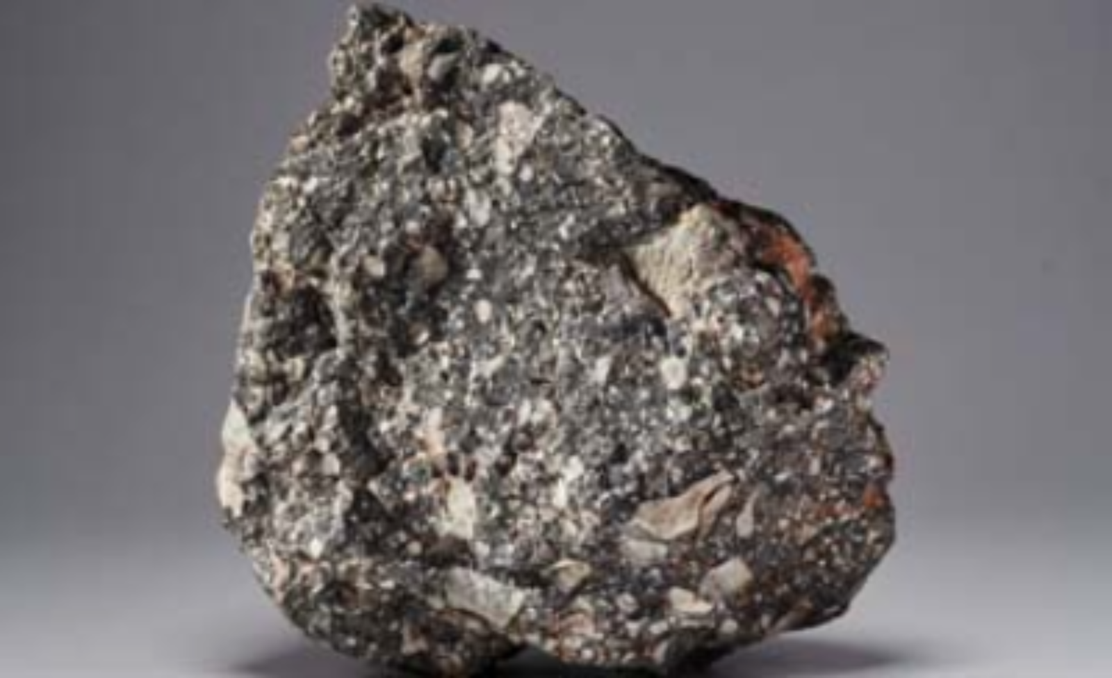 Batu bulan seukuran bola sepak yang beratnya 13,5 kg ini laku hampir Rp 40 miliar di balai lelangChristie's. Batu ini dikenal dengan nama NWA 12691. (Foto:NTDCom)