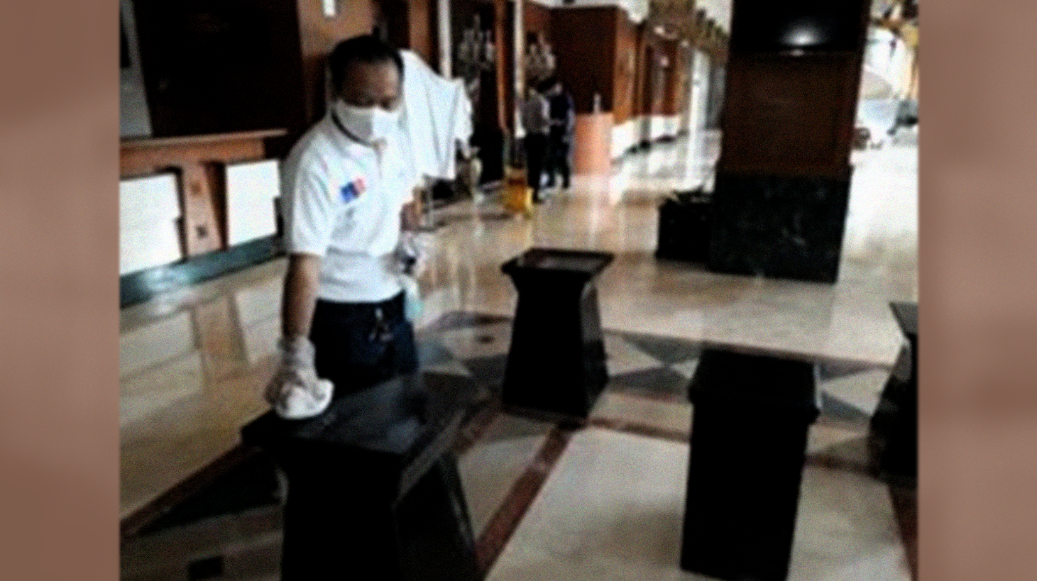 Karyawan Hotel Accor Solo membersihkan fasilitas hotel. (Foto:Istimewa)