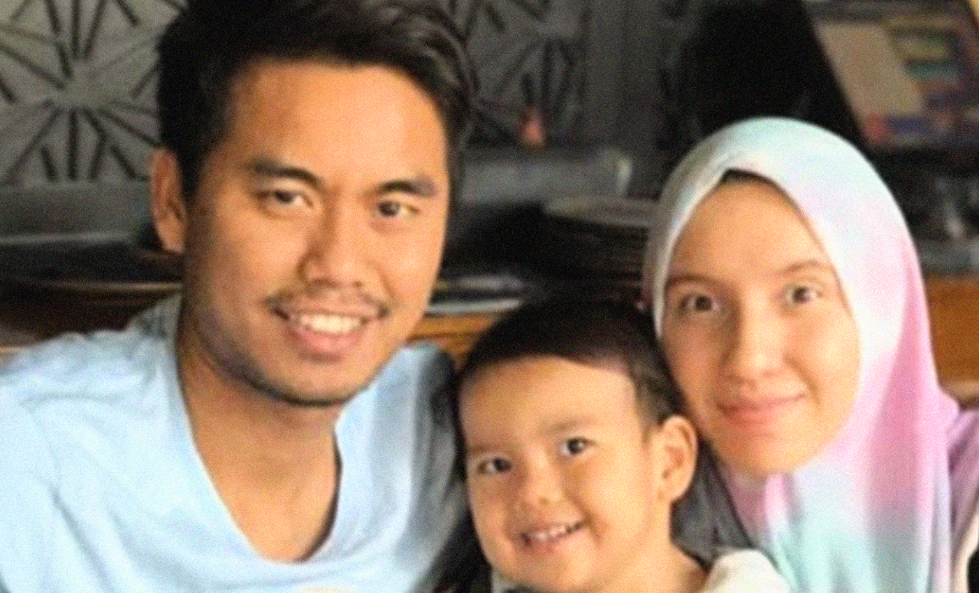 Tontowi Ahmad bersama istrinya,  Michelle Nabila Harminc dan anaknya, Danish. (Foto:Antara)