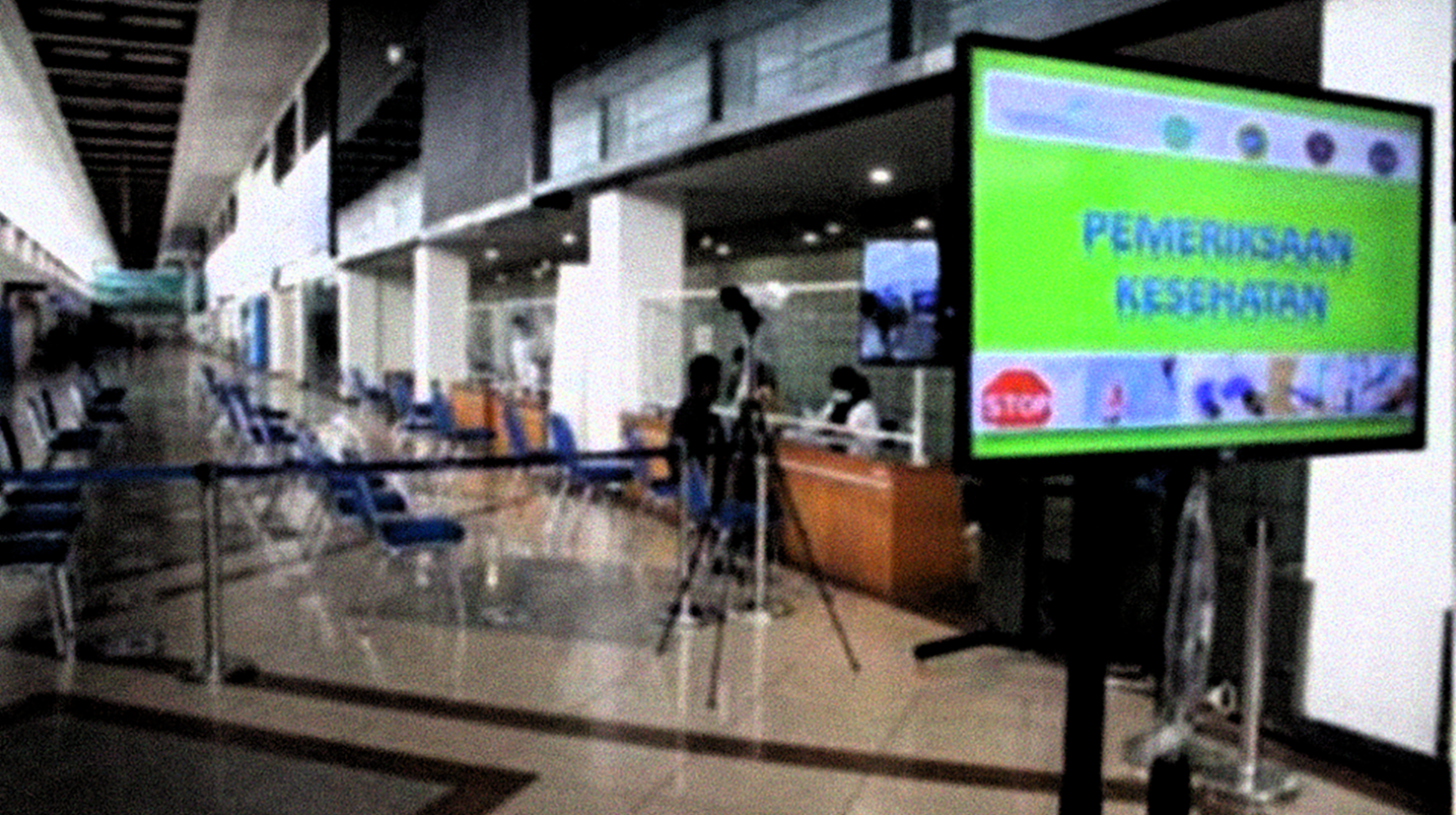 Petugas Kantor Kesehatan Pelabuhan (KKP) Kelas 1 Surabaya memeriksa kelengkapan surat perjalanan dan kesehatan seorang calon penumpang di keberangkatan Terminal 1 Bandara Internasional Juanda, Sidoarjo, Jawa Timur, Sabtu. (Foto:Antara)