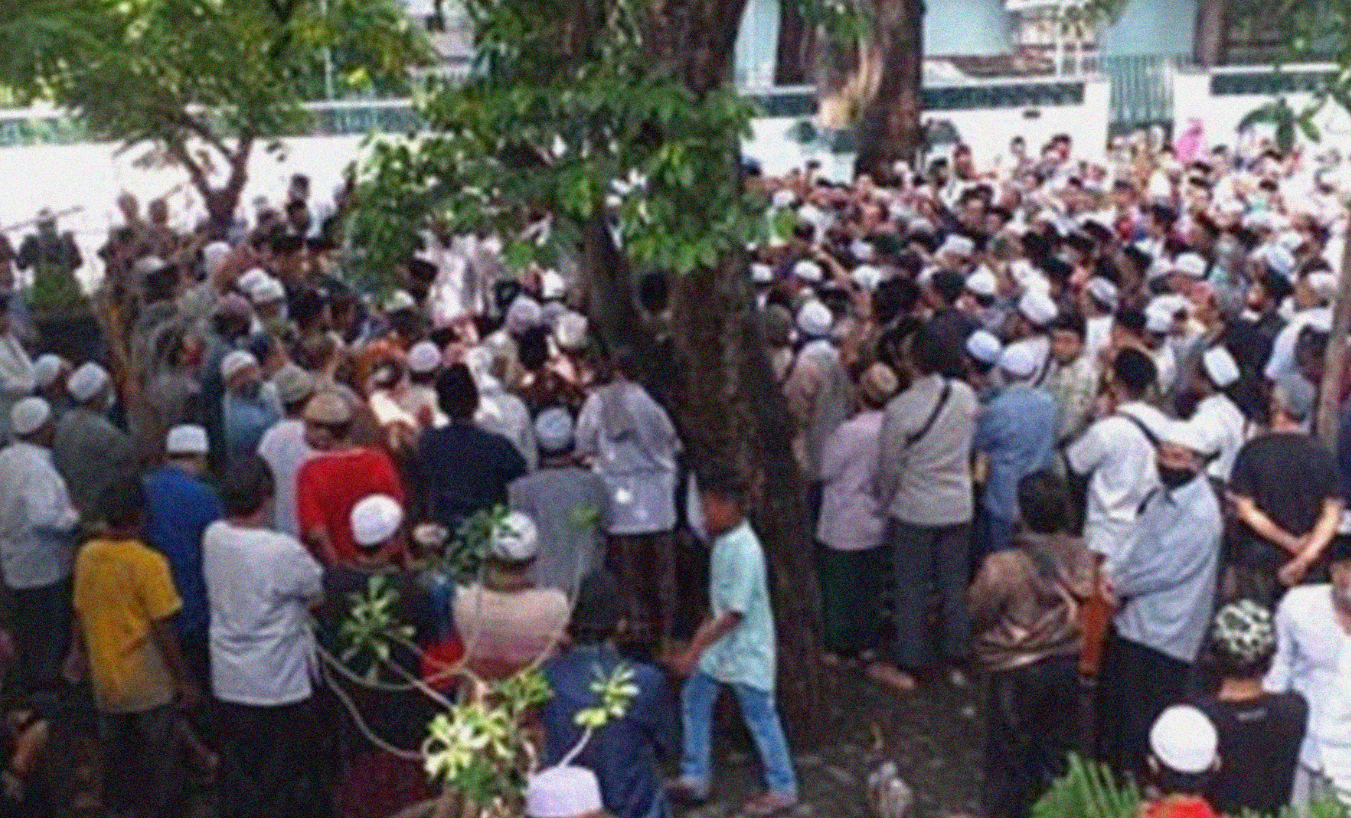 Ratusan pelayat pada pemakaman ketua takmir Masjid Agung Sunan Ampel, HM Azmi Nawawi di komplek pemakaman Masjid Sunan Ampel Surabaya, Selasa siang. (Foto:Ngopibareng/m. anis)