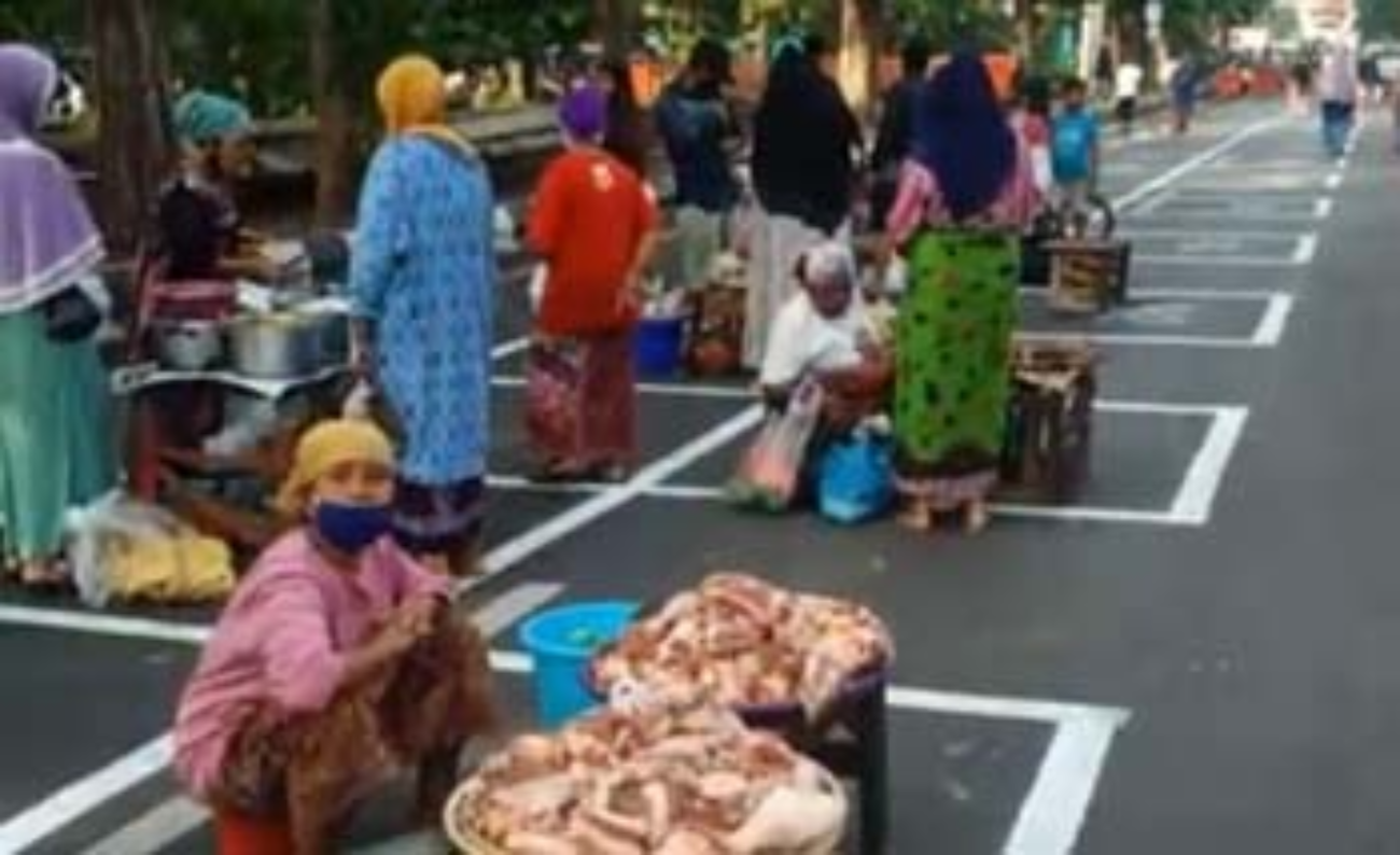 Pedagang Pasar Pegirian berjualan di Jl. Nyamplungan. (Foto:Istimewa)