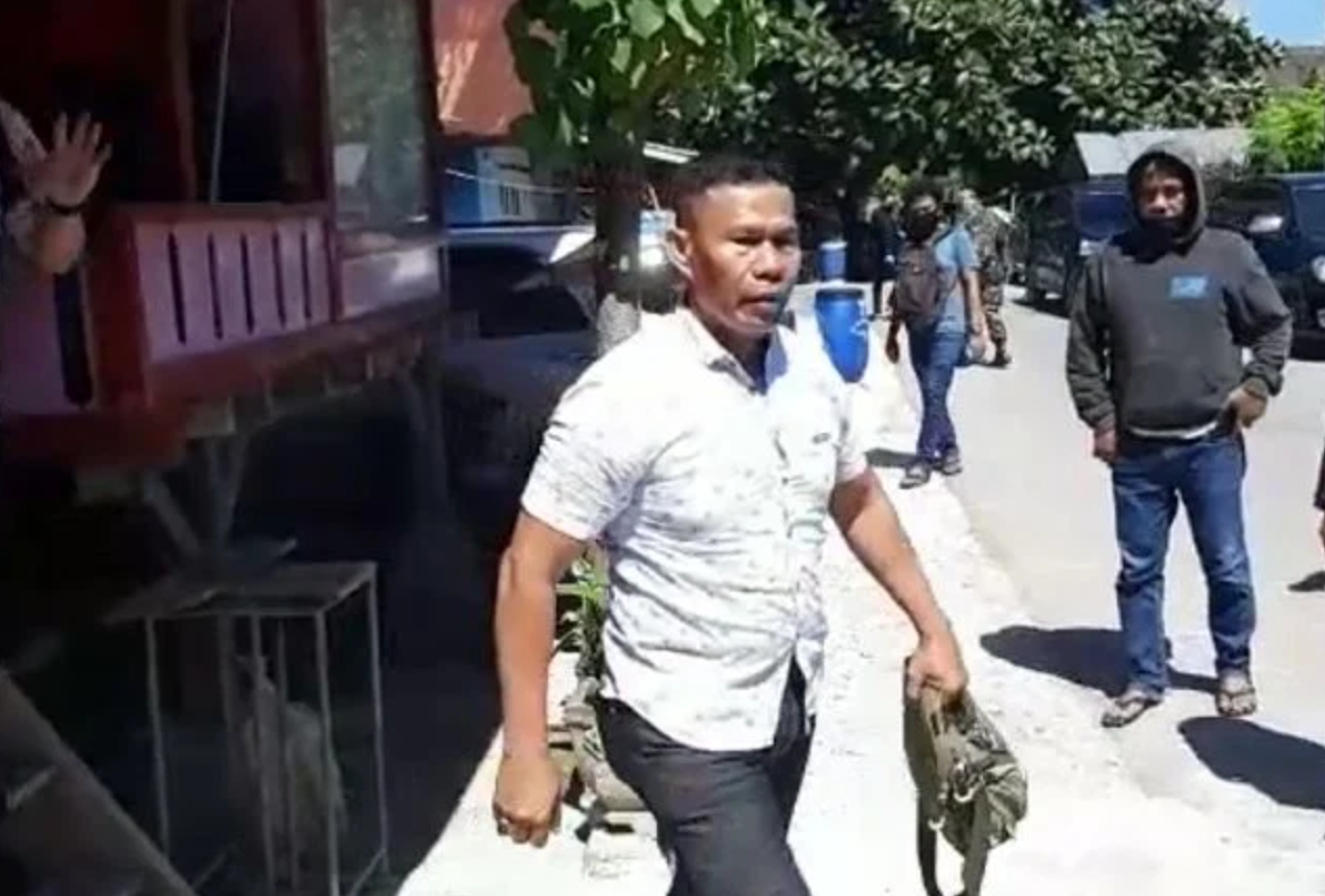 Ruslan Buton ketika dijemput dari rumahnya di Buton, Sultra, Kamis lalu. Dia langsung dibawa ke Jakarta. (Foto:Youtube)