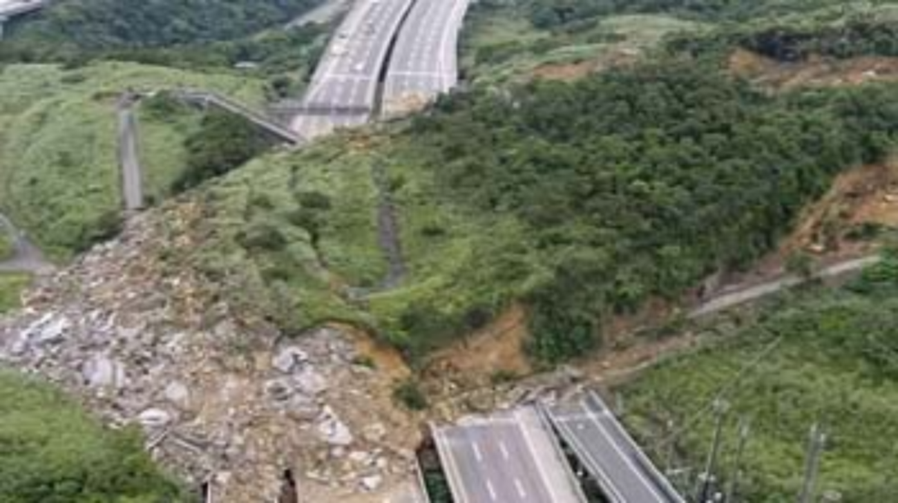 Foto tanah longsor menimpa jalan tol di atas bukan terjadi di Indonesia. (Foto:Istimewa)