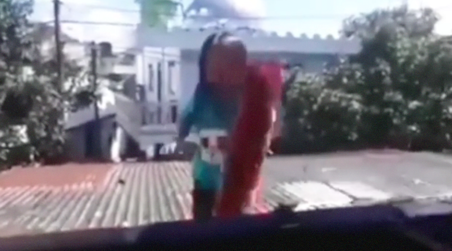 Bocah perempuan mengambil bantal di atap seng rumahnya. (Foto: Dok @fakta.indo)